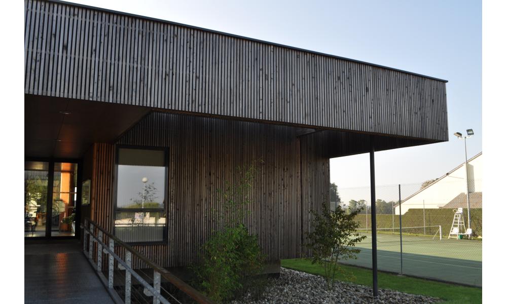 vue sur entrée et terrain de sport.jpg